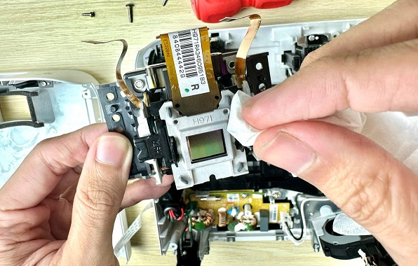 Czyszczenie matrycy LCD w projektorze. Serwis komputerowy Kalisz.